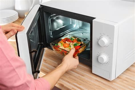 Cooking with Microwave Ovens .